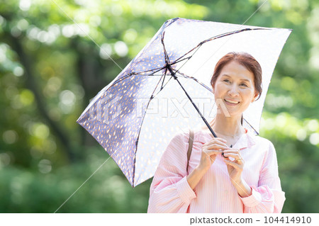 帶著遮陽傘行走的高級女人 104414910