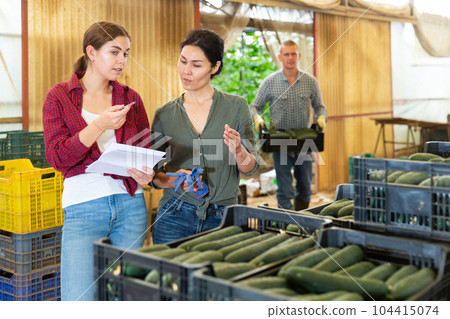 Women talking 104415074