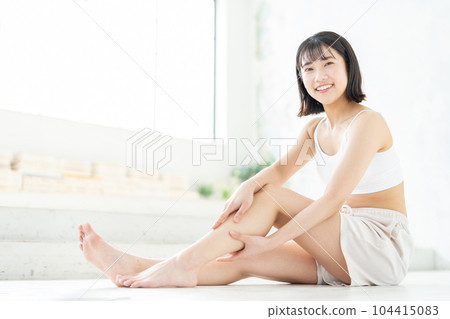 Women with leg skin care 104415083