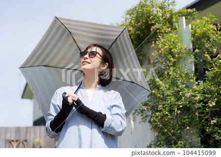 撐陽傘的女人照片 104415099