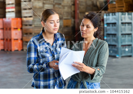 women discussing loading plan 104415162