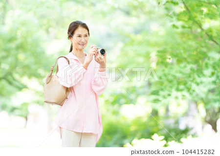 Travel senior woman camera Travel senior woman camera 104415282