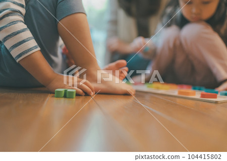 younger, feet, paw 104415802