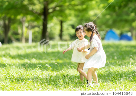 手拉手的男孩和女孩 104415843