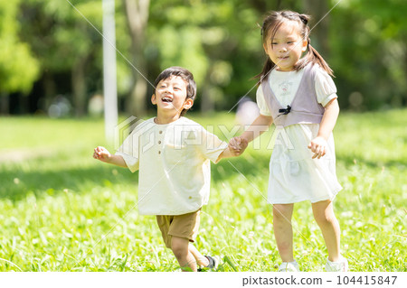 手拉手的男孩和女孩 104415847
