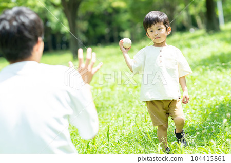 父母在公園裡玩球 104415861