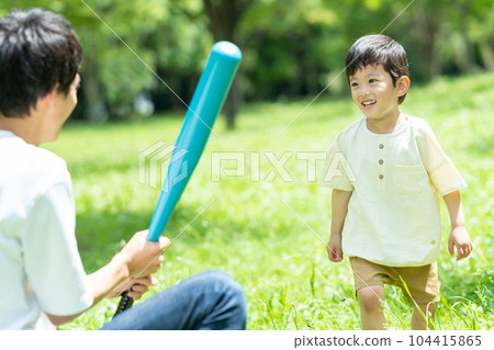父母在公園裡玩球 104415865