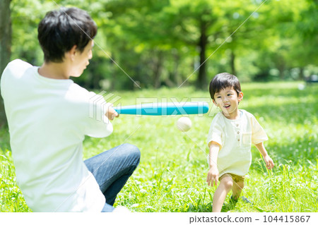父母在公園裡玩球 104415867