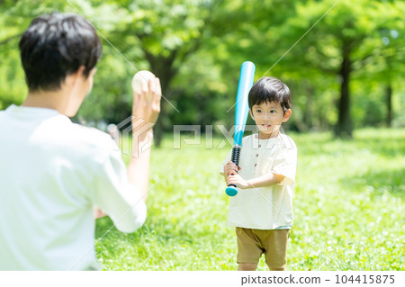 父母在公園裡玩球 104415875