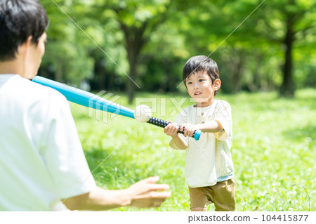 父母在公園裡玩球 104415877