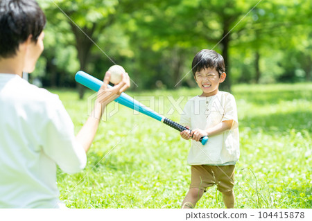 父母在公園裡玩球 104415878