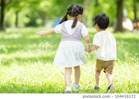 手拉手的男孩和女孩 104416172