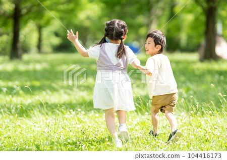 手拉手的男孩和女孩 104416173