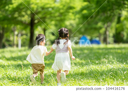 手拉手的男孩和女孩 104416176