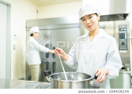 在廚房工作的中年婦女 104416234