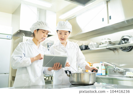 在廚房工作的中年婦女 104416236