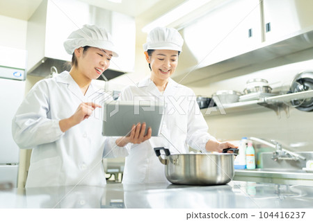 在廚房工作的中年婦女 104416237
