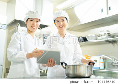 在廚房工作的中年婦女 104416240
