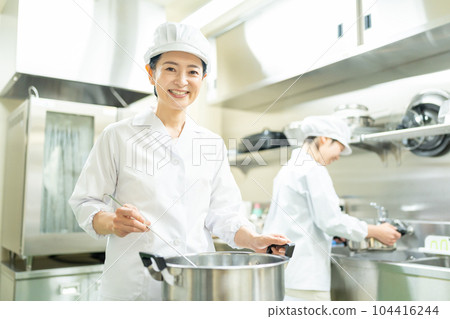 在廚房工作的中年婦女 104416244