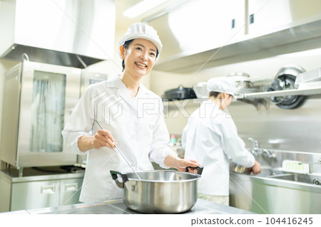 在廚房工作的中年婦女 104416245