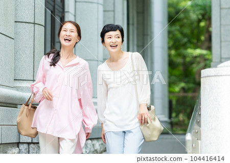中年婦女與朋友外出 104416414