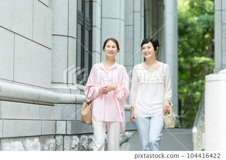 中年婦女與朋友外出 104416422