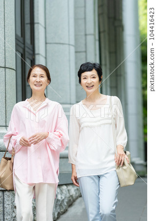 中年婦女與朋友外出 104416423