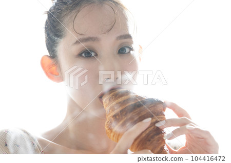 Beauty A woman who eats bread Beauty A woman who eats bread 104416472