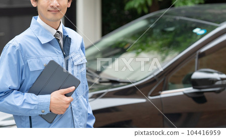 穿工作服的男人汽車檢查 104416959