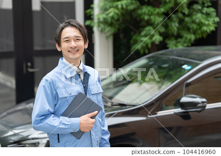 穿工作服的男人汽車檢查 104416960