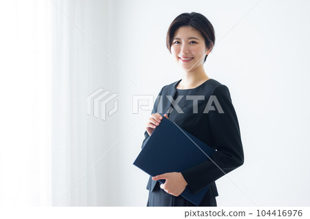 一個穿著黑色西裝的女人 104416976