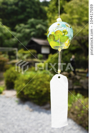 夏天樹木的綠色和風鈴的涼爽綠色 夏天樹木的綠色和風鈴的涼爽綠色 104417089