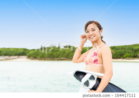 Young woman going on a snorkel tour 104417111