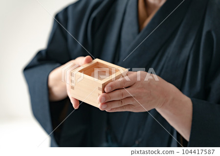 Sake, man, hand, kimono 104417587