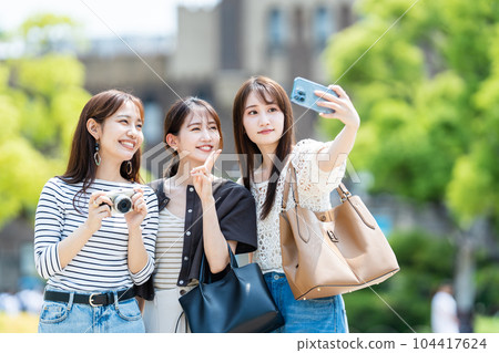 少女旅行智能手機自拍 少女旅行智能手機自拍 104417624