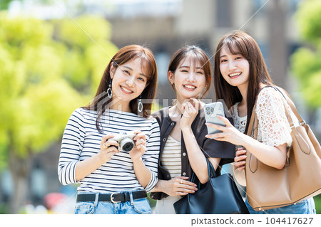 Girls trip smartphone camera Girls trip smartphone camera 104417627