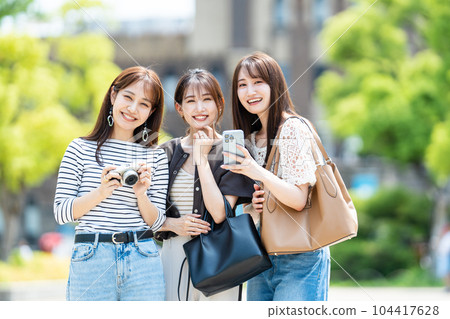 Girls trip smartphone camera Girls trip smartphone camera 104417628