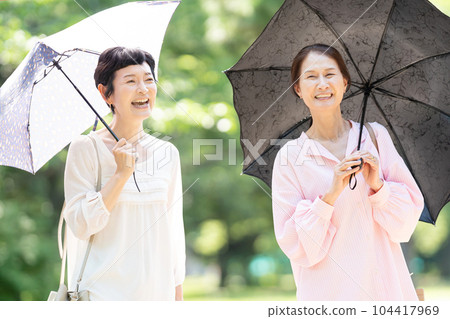 撐著陽傘行走的中年婦女 104417969