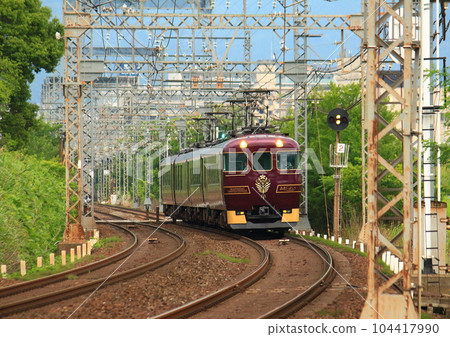 Kintetsu's sightseeing limited express "Ayoyoshi" that runs inside the site of the world heritage Nara Heijo Palace 104417990