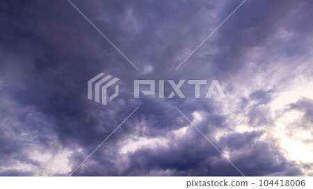 傍晚天空中的烏雲 傍晚天空中的烏雲 104418006