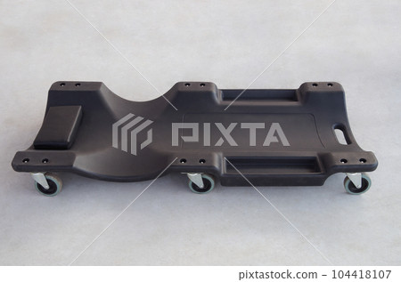 A low-floor creeper useful in automobile maintenance 104418107