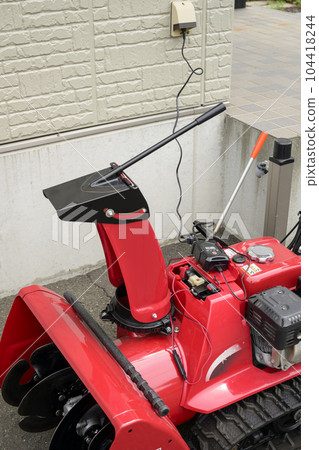 Recharging the battery of a snow blower 104418244