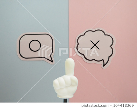 〇 and ✖ marks in speech bubbles, pointing stick in the middle 〇 and ✖ marks in speech bubbles, pointing stick in the middle 104418369