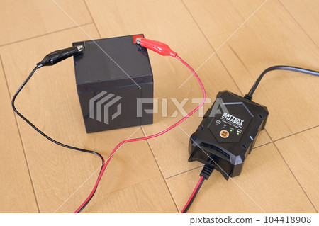 12V鉛蓄電池和充電器充電時 12V鉛蓄電池和充電器充電時 104418908