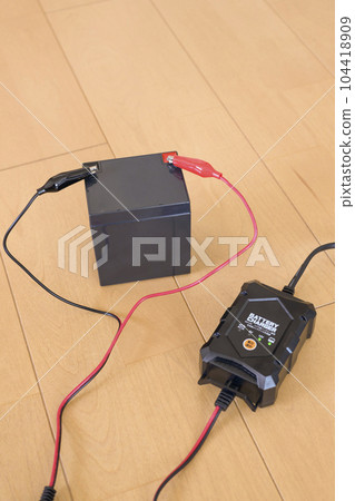 12V鉛蓄電池和充電器充電時 104418909