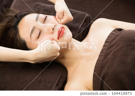 面部美容。 104418973