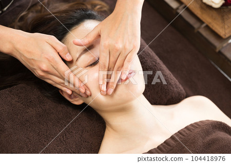 Esthetic facial. 104418976