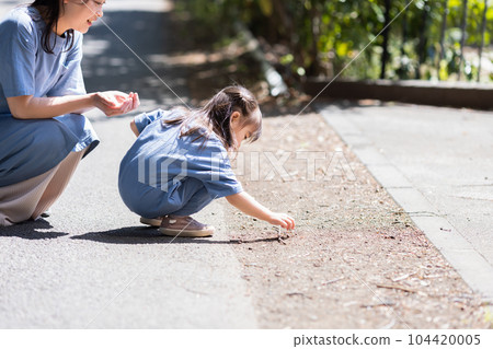 Mother and child Mother and child 104420005
