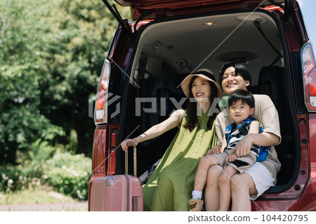 暑假期間,微笑的父母和孩子育兒家庭開車去家庭旅行 暑假期間,微笑的父母和孩子育兒家庭開車去家庭旅行 104420795