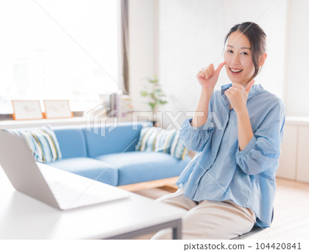 一個在家工作的女人 104420841